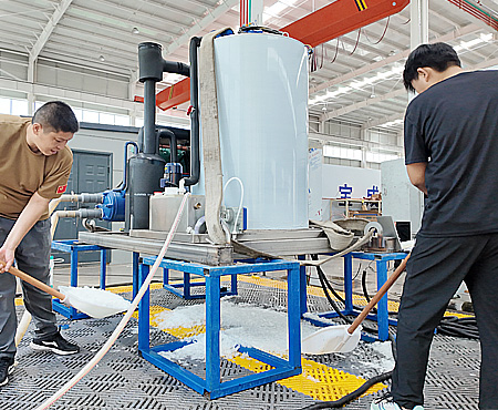 Nagpadala ang BAOCHARM ng 5 Yunit ng 5-Toneladang Flake Ice Machines sa Indonesia Matapos ang Matagumpay na Remote Testing – Ulitin ang Order mula sa Kliyenteng Mangingisda
